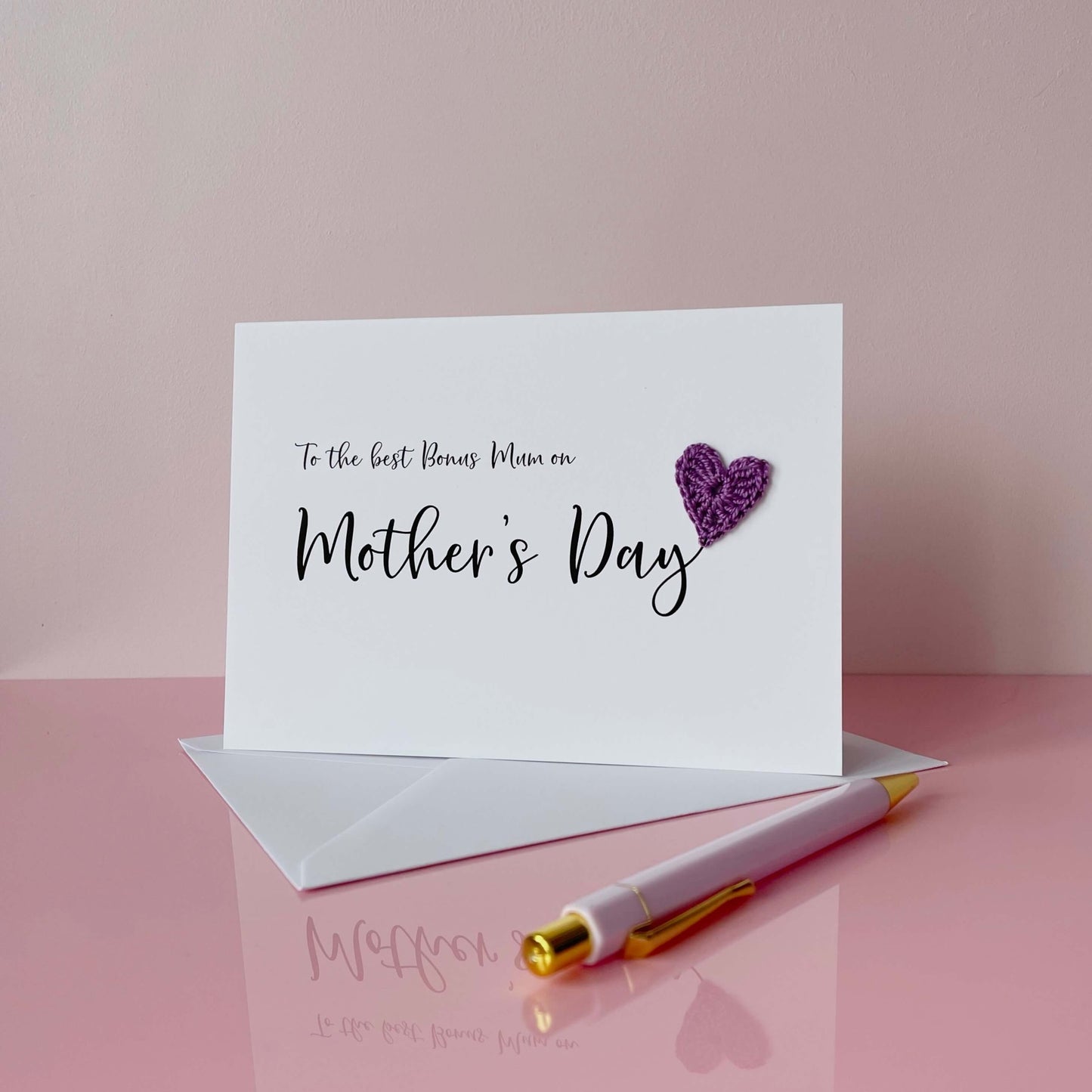 'To the best Bonus Mum on Mother's Day' is printed on this card, finished wth a cutr purple crochet heart. 